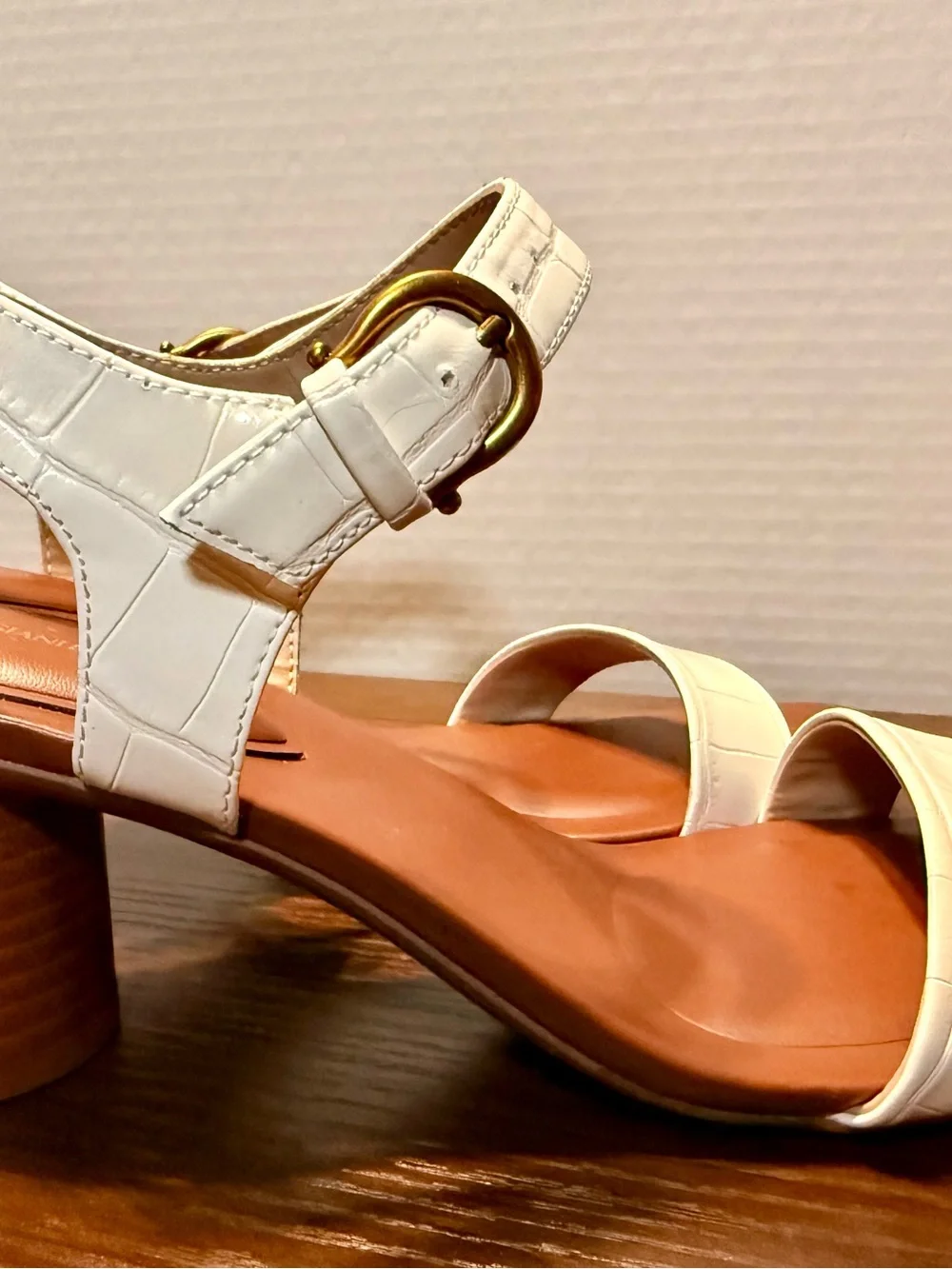 Giani Bernini White Croc-Embossed Block Heel Sandal with Gold Buckle size 8,